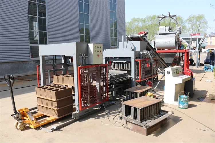 Block Machine For Sale In Dominican Republic QTJ4-15 Automated Block Making Machine Paving Block Mak(图1)